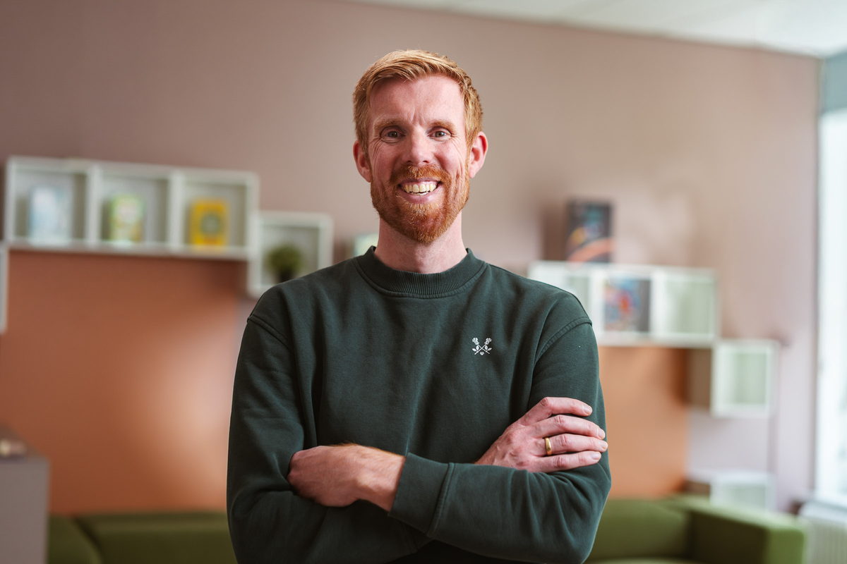Portret van een lachende medewerker van SKBNM Kinderopvang